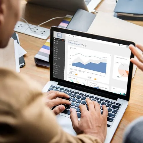 Personnes analysant des données sur un ordinateur.